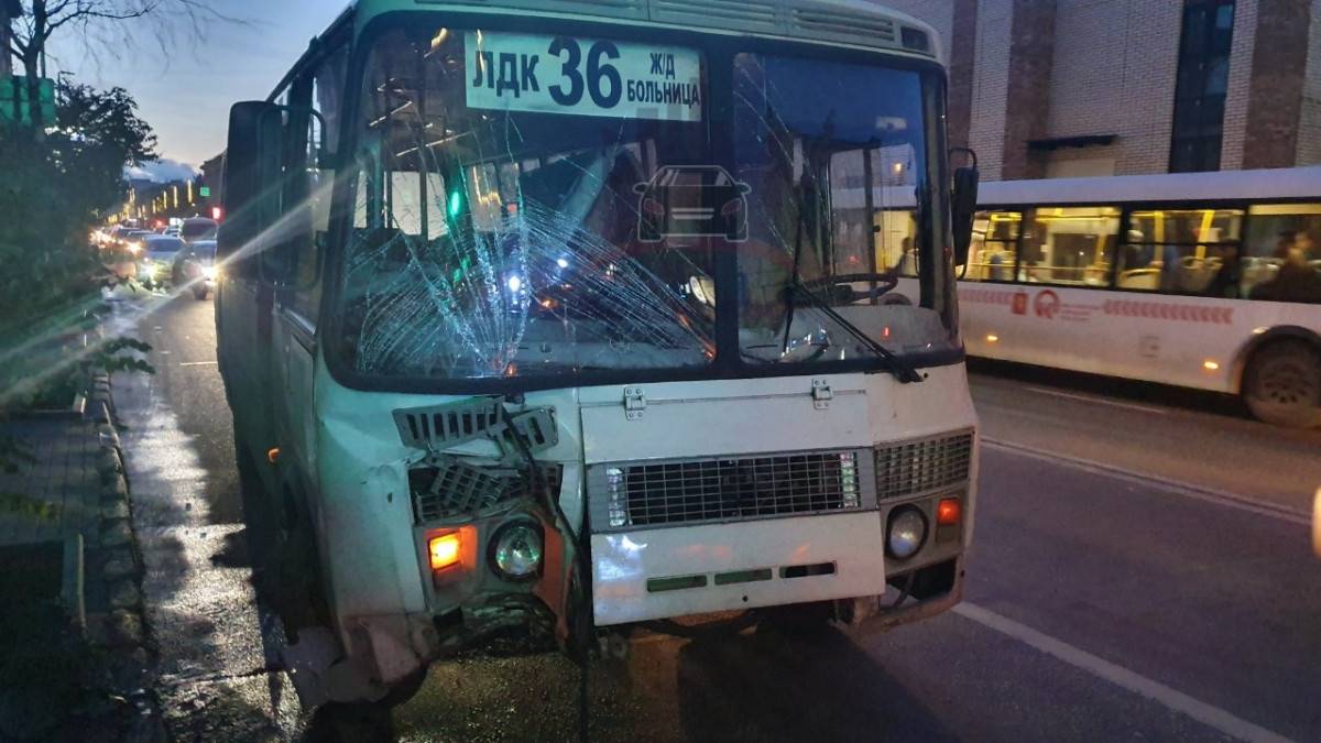 В Красноярске автобус налетел на столб и выбил окно в здании полиции