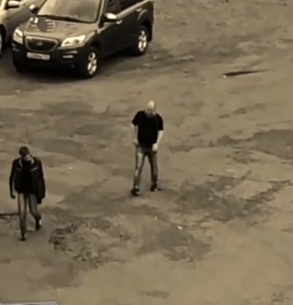 «Норильск летом — «Зомбиленд!»: в соцсетях высмеяли двух нетрезвых мужчин с шаткой походкой					     title=