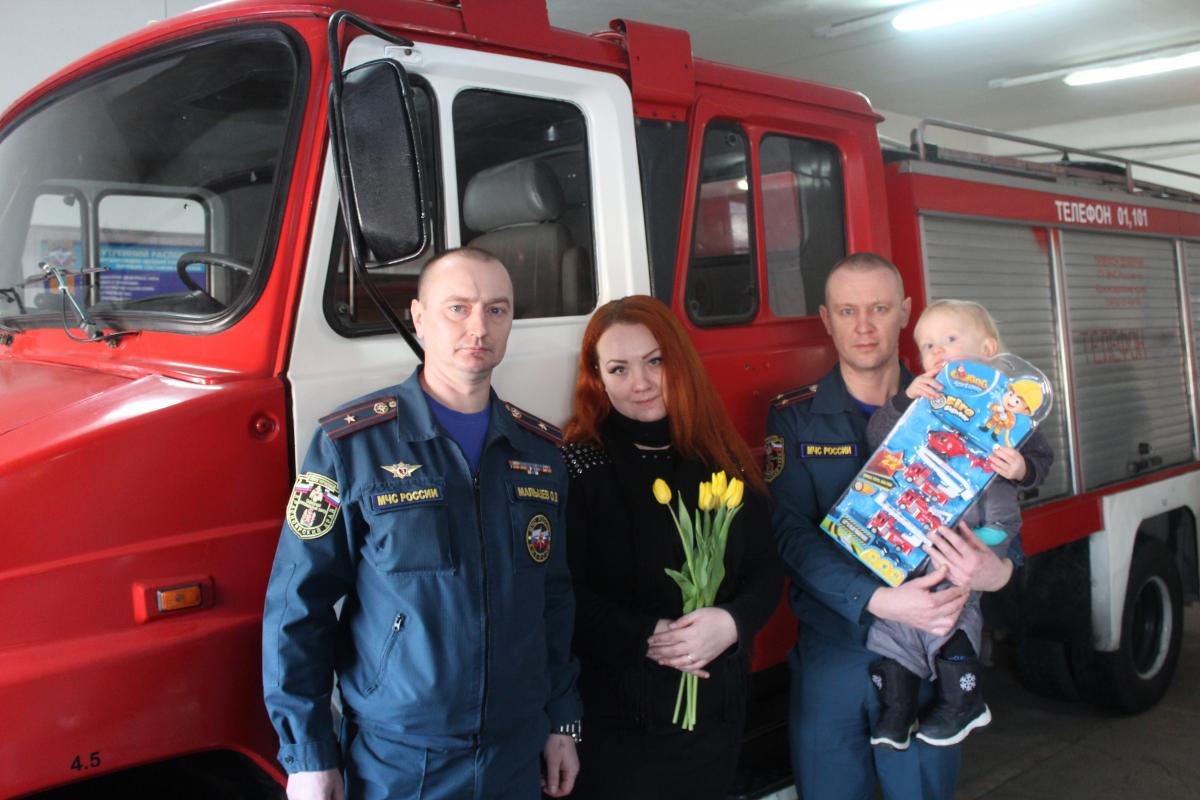 Молодая мама самоотверженно спасла из огня жителей частного дома (фото) |  07.03.2018 | Красноярск - БезФормата