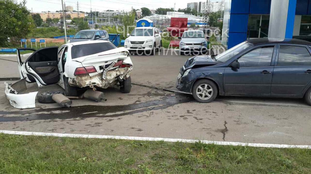 На заправке на Гусарова произошла авария с тремя авто (фото) | 15.08.2017 |  Красноярск - БезФормата