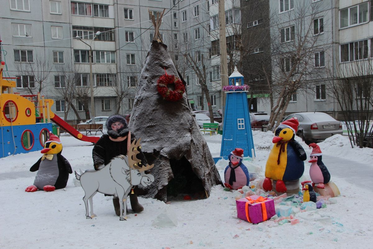 Плюшевые пингвины и снеговик украсили двор на Северо-Енисейской (фото) |  14.01.2019 | Красноярск - БезФормата