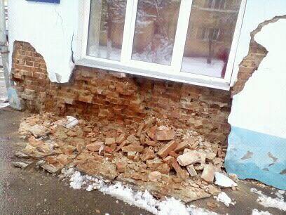 Огромный кусок стены обрушился в доме на Армейской. Фото: Александра Глискова с facebook.com