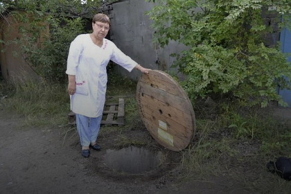 На юге края беременная женщина провалилась в колодец канализации. Фото: «Среда 24»