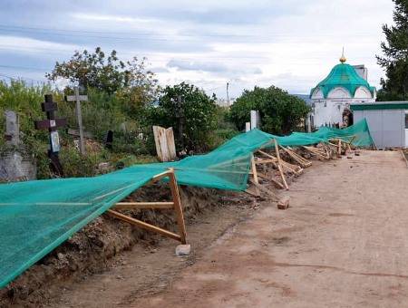 В Красноярске прокуратура вынесла представление мэрии из-за сноса ограждения Троицкого кладбища