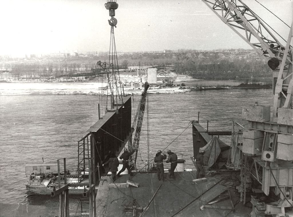 Начало монтажа Октябрьского моста через главное русло