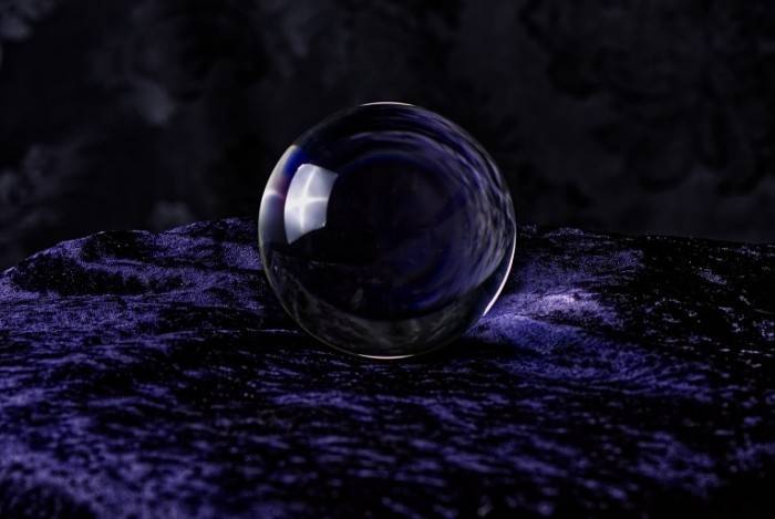 Hrustalnyiy-shar-na-sirenevom-barhate-Crystal-Ball-on-Lilac-Velvet-5978-4016-700x469.jpg