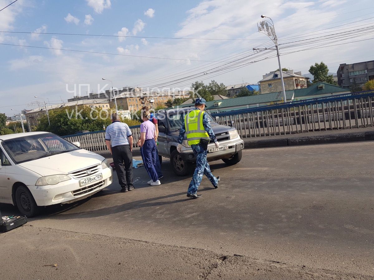 Водитель насмерть переехал велосипедистку на Копыловском мосту (фото) —  Новости Красноярска на 7 канале