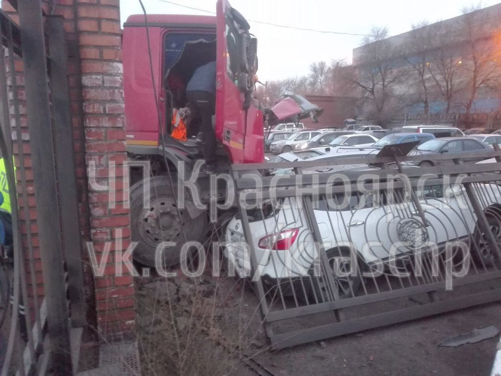 Водитель автобуса №94 устроил массовое ДТП с погибшими на Пограничников  (фото) — Новости Красноярска на 7 канале