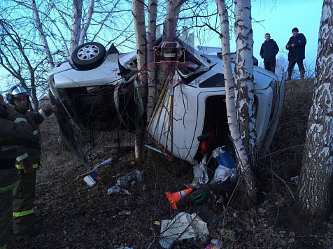 Под Красноярском машина на буксире влетела в дерево: погибла женщина. Фото: vk.com/kraschp