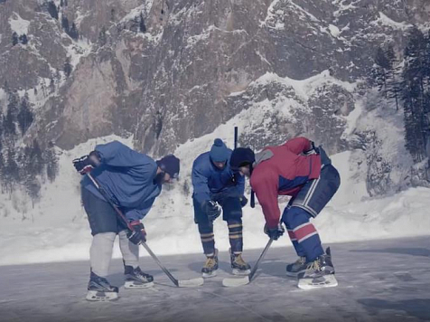 Ради проморолика Универсиады-2019 красноярцы сыграли в хоккей на льду Маны и в шахматы на Столбах. ﻿Видео: vk.com/krsk2019