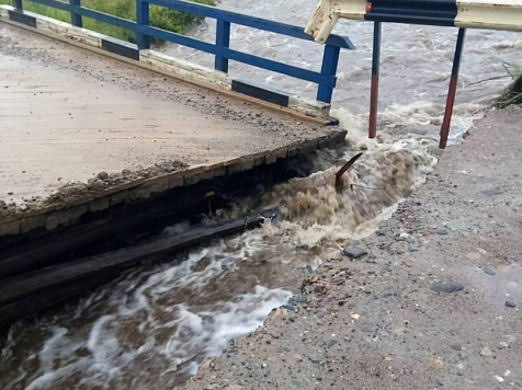 Из-за проливных дождей в Красноярском крае обрушились 2 моста. https://vk.com/gibdd24