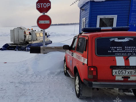 Микроавтобус ушел под лед на недействующей переправе в Красноярском крае. Фото: МЧС