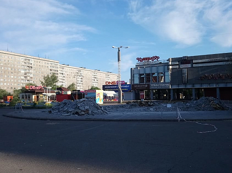 Возле ТЦ «Красноярье» снесли фонтан и строят вместо него парковку (фото). фото: Егор Фролов 