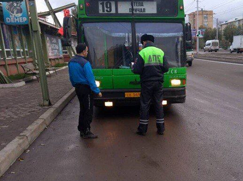 Автобус без тормозов выпустили на маршрут в Красноярске (фото). Фото: пресс-служба полка ДПС