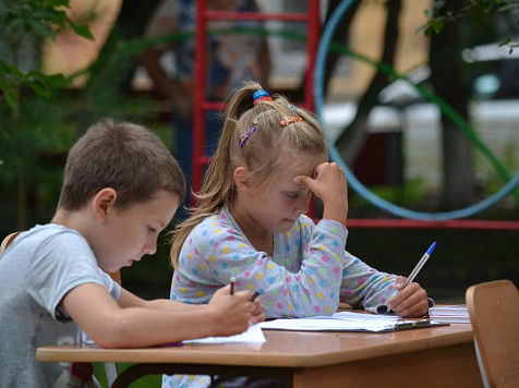 Родители устроили во дворе на Ленина необычные уроки для своих детей (фото). Фото: администрация Центрального района Красноярска