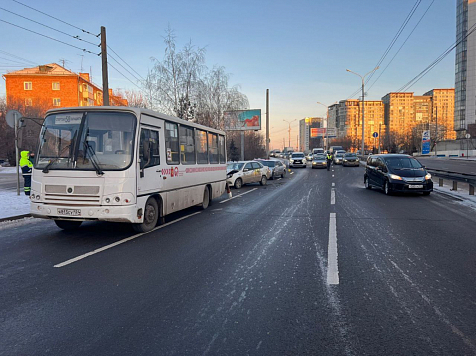 Уснувший за рулем таксист спровоцировал массовую аварию на Мичурина. Фото: Госавтоинспекция Красноярска