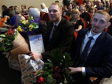 Лучшим учителем города стал 26-летний поэт из фолк-группы. Фото: admkrsk.ru