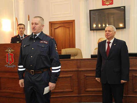 Инспекторы ДПС отказались от взятки и получили премии на ту же сумму (фото). Фото: 24.mvd.ru