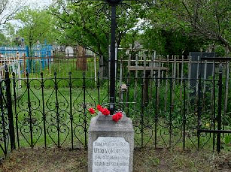 В Красноярске возложили цветы на единственную сохранившуюся могилу царского полицейского (фото). фото: ГУ МВД по Красноярскому краю 