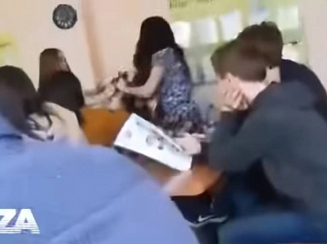 В школе Красноярска учительница избила двух учениц (видео). Видео: Baza / youtube.com