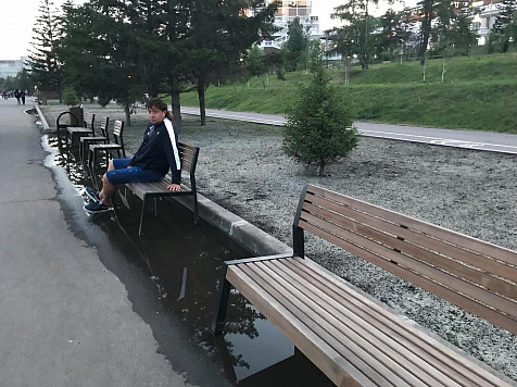 Общественник нашел глупые недостатки на отремонтированной набережной (фото). Фото: instagram.com/bolsunovskiy2017