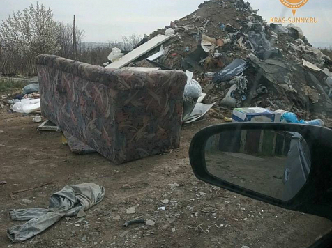 Огромную гору мусора нашли за гаражами в Солнечном. vk.com/kras_sunny