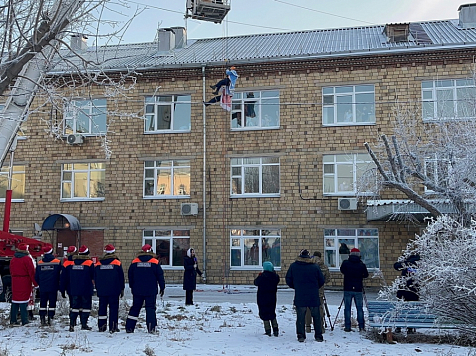 В Красноярске Дед Мороз и Снегурочка десантировались с автовышки к маленьким пациентам 20-й больницы. Фото и видео: КГКУ «Спасатель» (ВК)