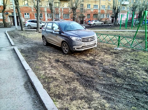 Красноярский фотограф наглядно показал, как автомобилисты уничтожают дворы жилых домов (фото). Виталий Чеусов