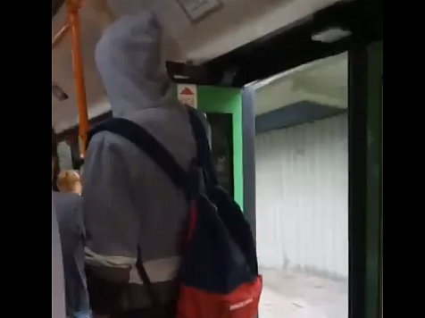 Автобус в «Энергетиках» пронесся 5 остановок с открытой дверью (видео). Видео: Дмитрий Сбитнев / vk.com