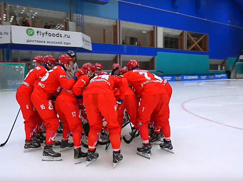 В Красноярске хоккейный клуб «Енисей» проиграл «Волге» со счетом 2:6. Скриншот из видео  ХК «Енисей»