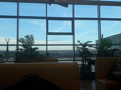 «Падает людям на головы»: блогер показал облупившуюся краску в новом терминале аэропорта (фото). Фото: Василий Дамов / facebook.com