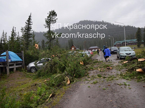 Крупный град с бурей валил деревья и разбивал авто в Ергаках (фото). Фото: «ЧП Красноярск» с vk.com