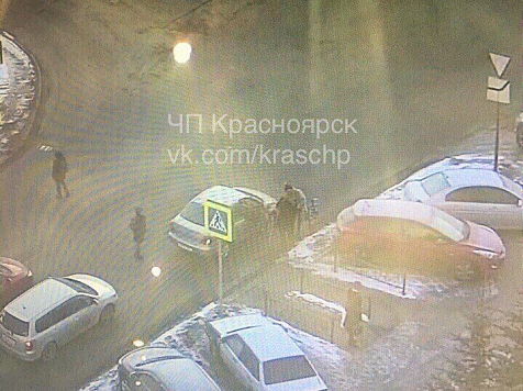 Найдена женщина, заплатившая деньги сбитой матери с ребенком на Батурина. Фото: «ЧП Красноярск» / vk.com