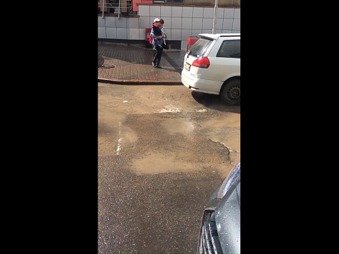 Из-за порыва лужа кипятка образовалась под припаркованной возле «Луча» иномаркой (видео). Видео: Леся Никитина / «7 канал»