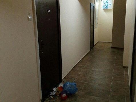 Месть или злость? В Солнечном под дверь квартиры подбросили мешок с мусором. Фото: vk.com/kras_sunny
