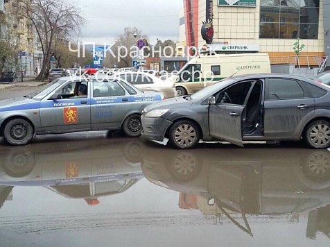 Задержанный за тонировку водитель попытался сбежать от патруля и устроил ДТП (фото). Фото: «ЧП Красноярск» / vk.com
