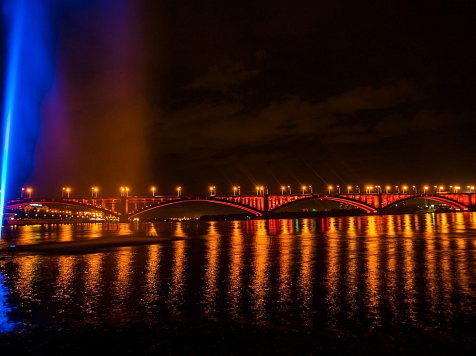 Речной фонтан в день матча «Енисея» подсветят вслед за Коммунальным мостом . Фото: «КрасКом»