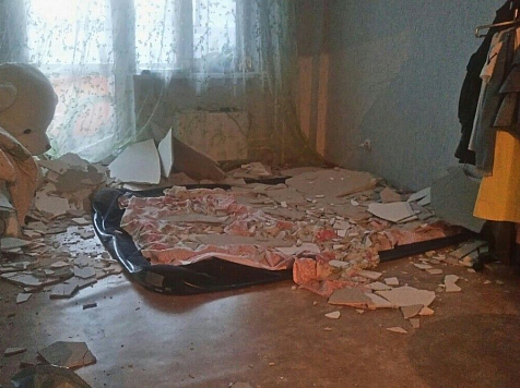 В квартире на Карамзина обрушился потолок (фото). фото: Денис Швефель