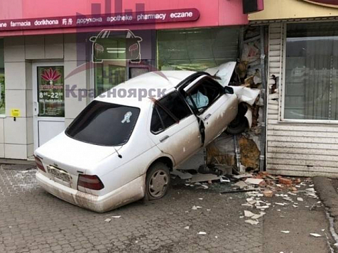 Пьяный водитель въехал в аптеку в Красноярске. vk.com/kraschp
