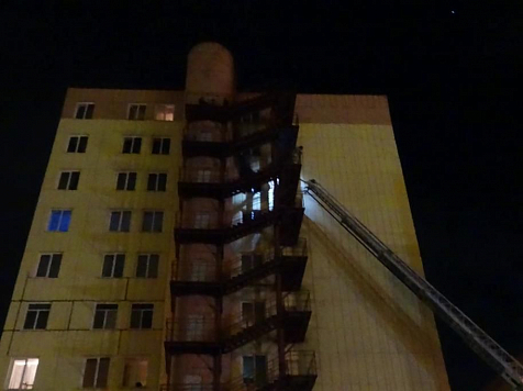 Захламленный выход к пожарной лестнице отрезал путь к спасению жильцам горящего дома (видео). Использовано видео: KrasnoYarsk-land.ru / youtube.com