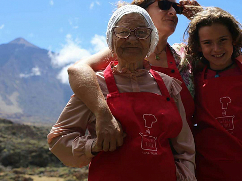 Знаменитая путешеcтвенница баба Лена пообедала на вершине крупнейшего вулкана Испании. Фото: @babushka_1927 / instagram.com