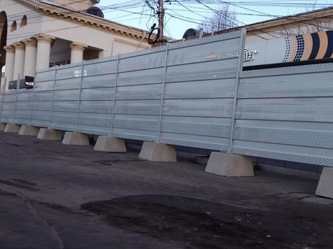Павильоны у Автовокзала спрятали за забором. Фото: Виталий Бондарев