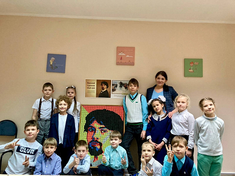 В Красноярске школьники собрали портрет Василия Сурикова из 660 кубиков Рубика. Фото: Марина Комарова