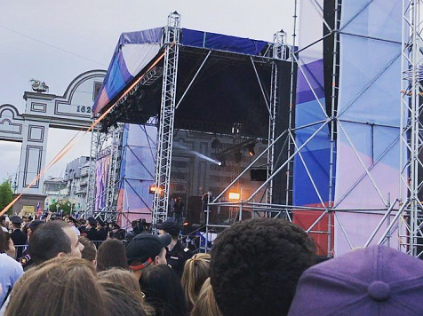 Красноярца штрафуют за съёмку масштабного концерта L'One на квадрокоптер. Фото: Макар Воробьёв / vk.com