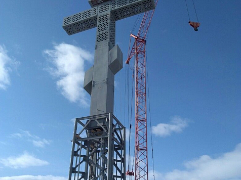 Видишь, там, на горе: Дрокинский крест встал в полный рост. Фото: vk.com/kras_sunny