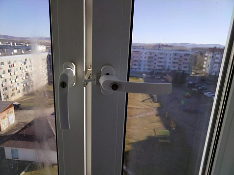 Красноярский СК проводит проверку по факту падения 11-летней девочки из окна. Фото: СК