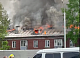 На Паровозной горит второй этаж двухэтажного дома: пламя охватило крышу   