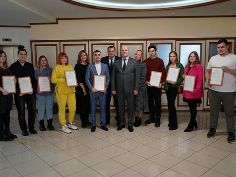 В Красноярске более 100 детей-сирот получили сертификаты на покупку жилья . Фото: пресс-служба администрации Красноярского края