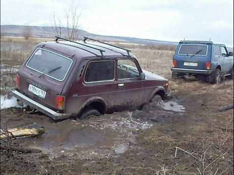 Спасатели помогли застрявшим на водохранилище в автомобиле мужчинам. Фото с YouTube.com