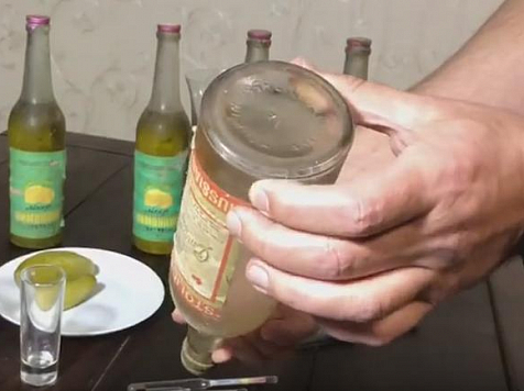Красноярский военный осужден за две бутылки водки из Таджикистана. Кадр: youtube.com